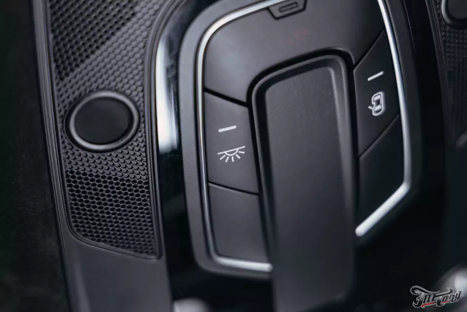 Перетянули потолок Audi A6 в алькантару и окрасили потолочный пластик в черный цвет